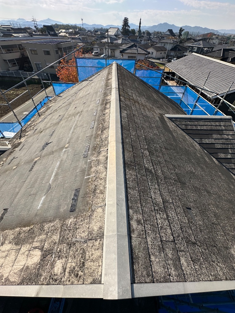 屋根工事 施工前 — スレート屋根の苔・色あせ・劣化状態