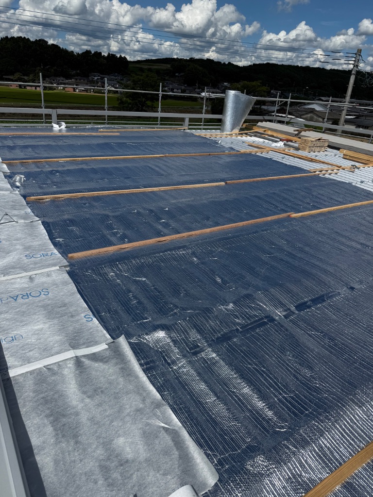 SORA遮熱シート施工中 — 屋根裏面温度23℃差を実測